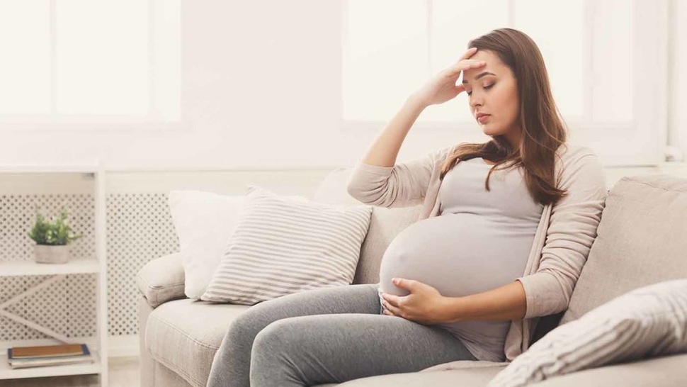 8 Tips Ibu Hamil 9 Bulan Agar Persalinan Lancar & Posisi Tidur