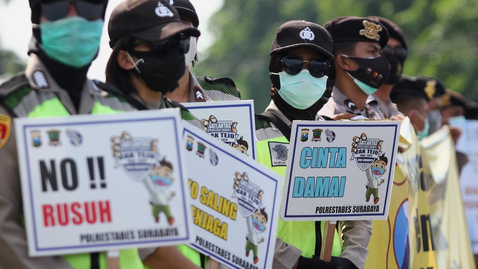 Polisi Tangerang Halau Warga yang Ingin Ikut Aksi 1812 di Jakarta