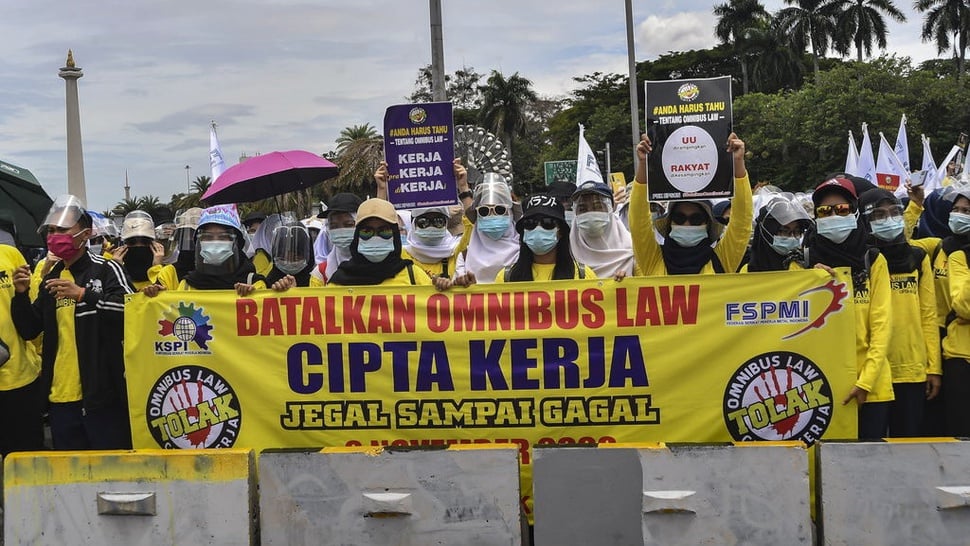 UU Ciptaker yang Diteken Jokowi Ada Kesalahan, YLBHI: Ini Dagelan
