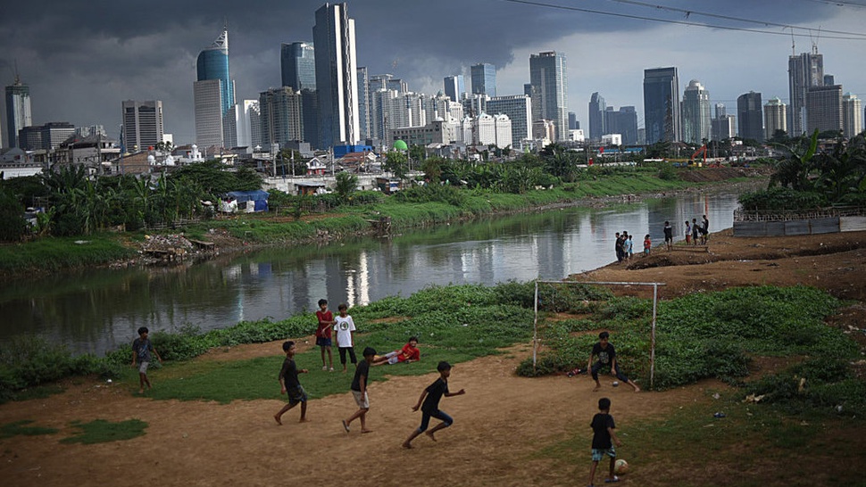 Bermain Sepakbola di Tepi Kanal Banjir Barat