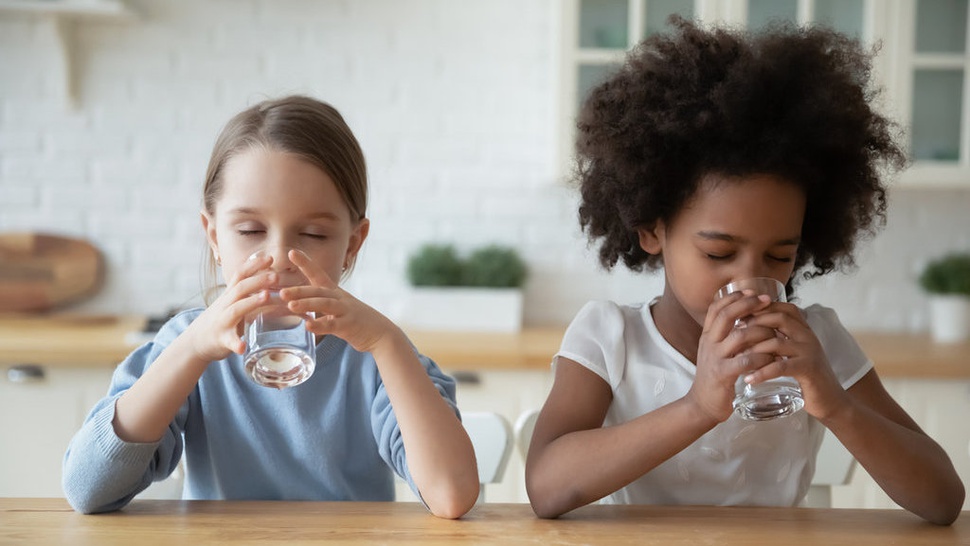 Manfaat Minum Air Putih pada Anak: Bisa Jaga Berat Badan Ideal
