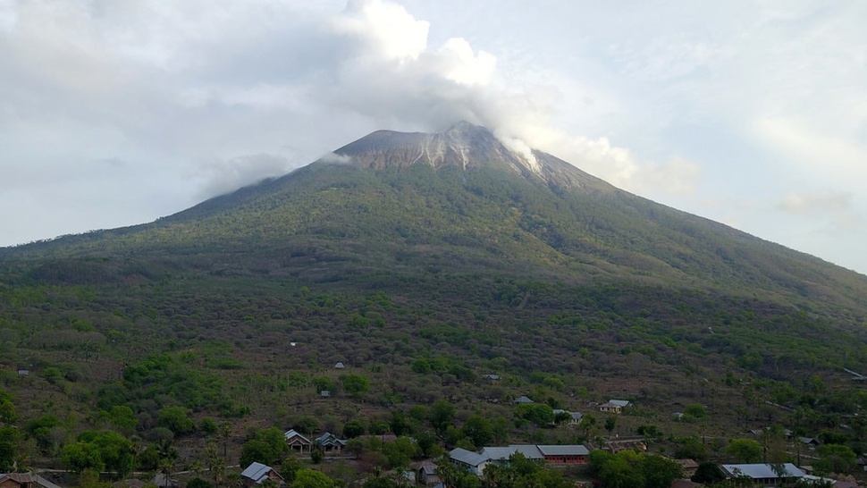 PVMBG Sebut Gunung Ili Lewotolok Erupsi Dua Kali