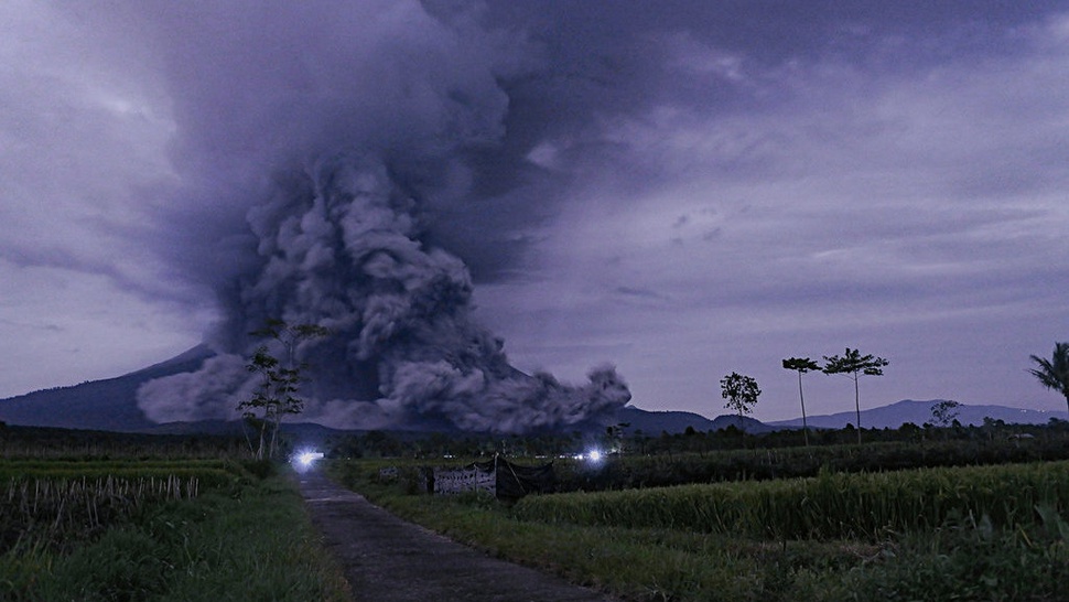 2020/12/03/01-erupsi-gunung-semeru-2020-seno-antara-foto.jpg