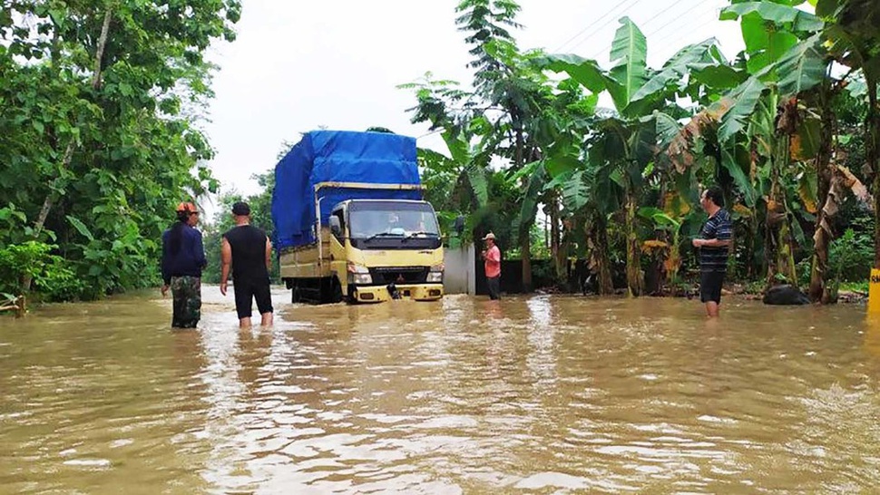 BPBD: Banjir di Banyumas Akibatkan Jembatan Ambrol, Warga Mengungsi