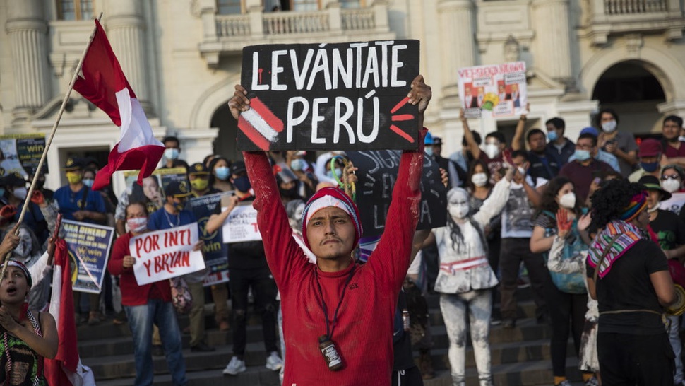 Generasi Muda Peru Merayakan 200 Tahun Negerinya dengan Aksi Massa