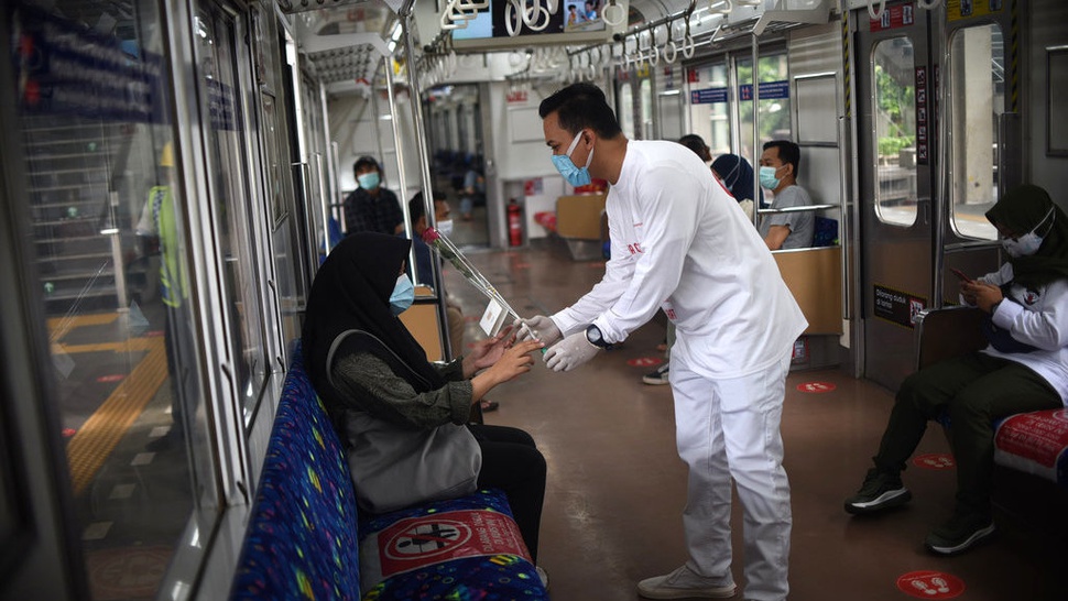 Petugas KAI Commuter Berikan Bunga di Hari Ibu