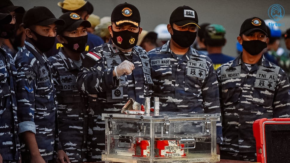 Kotak Hitam SJ-182 Ditemukan Tim Penyelam TNI AL