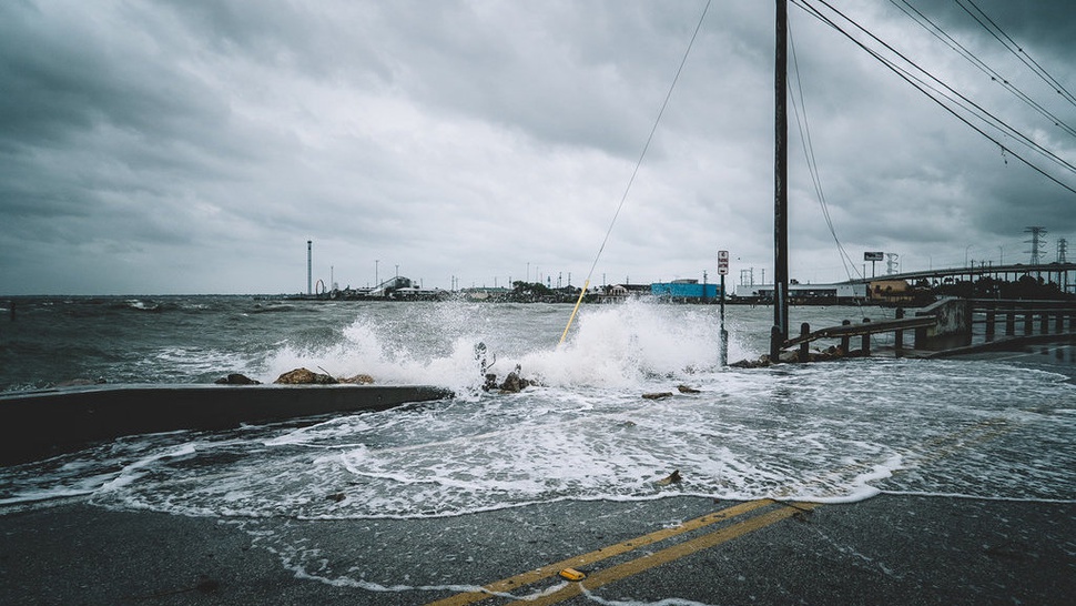 BMKG: Waspada Gelombang Tinggi di Pantai Selatan Jabar hingga Jogja