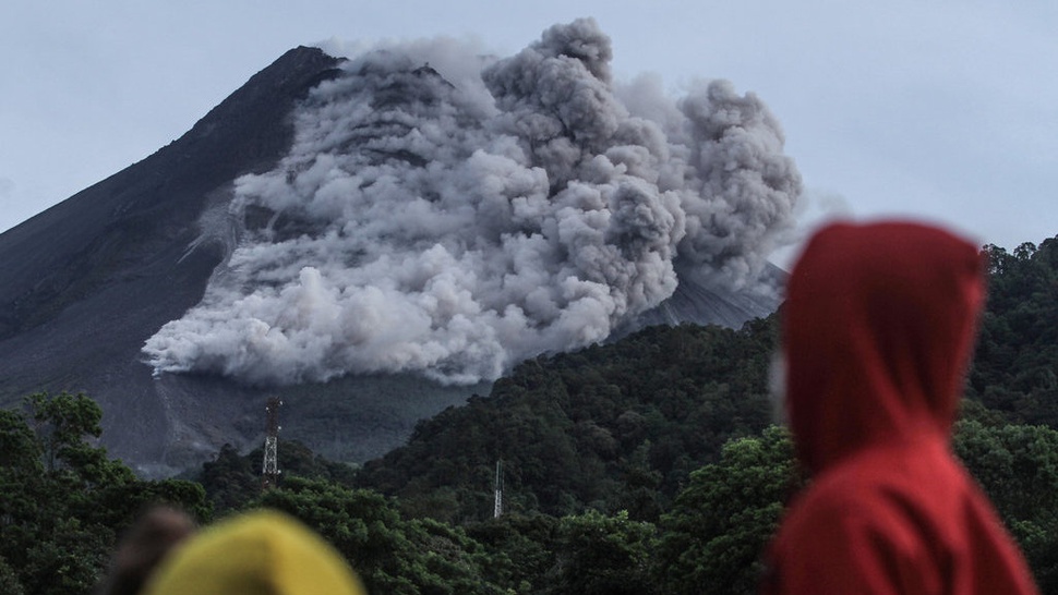 Gunung Merapi Luncurkan Guguran Lava Pijar Sejauh 900 Meter