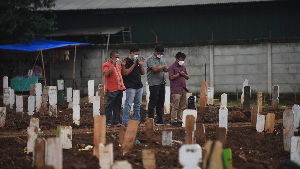 Pemakaman Jenazah Pasien Covid-19 di TPU Bambu Apus