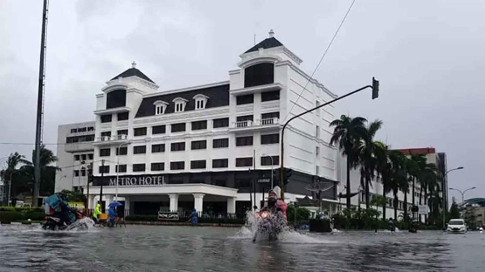 Banjir Semarang: Jalur Pantura Lumpuh, Bandara Ditutup