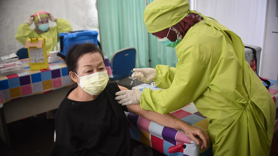 Penyuntikan Vaksin Covid-19 untuk Lansia di Puskesmas Cengkareng