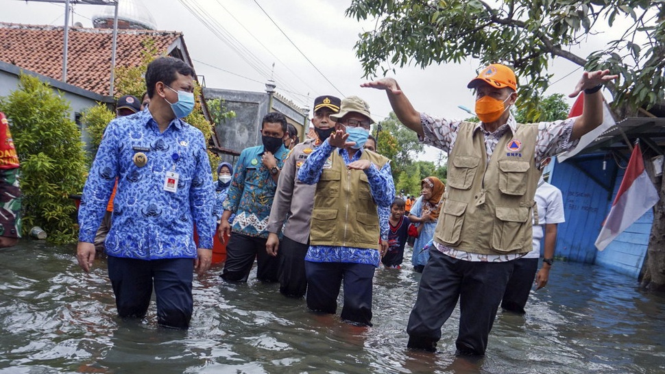 Ganjar Cek Penyebab Banjir di Kompleks Kantor Gubernur Jawa Tengah