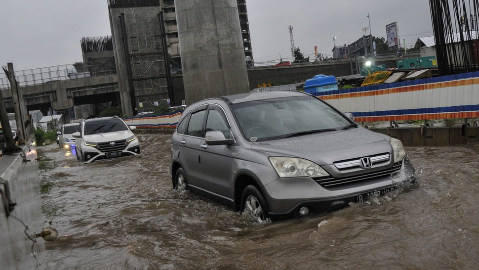 Cara Aman Berkendara dengan Mobil di Jalan yang Banjir
