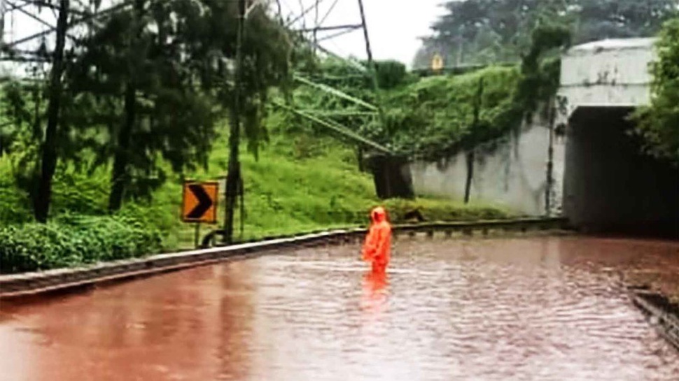 Terowongan Tol Cikunir Banjir, Arus Lalu Lintas Dialihkan
