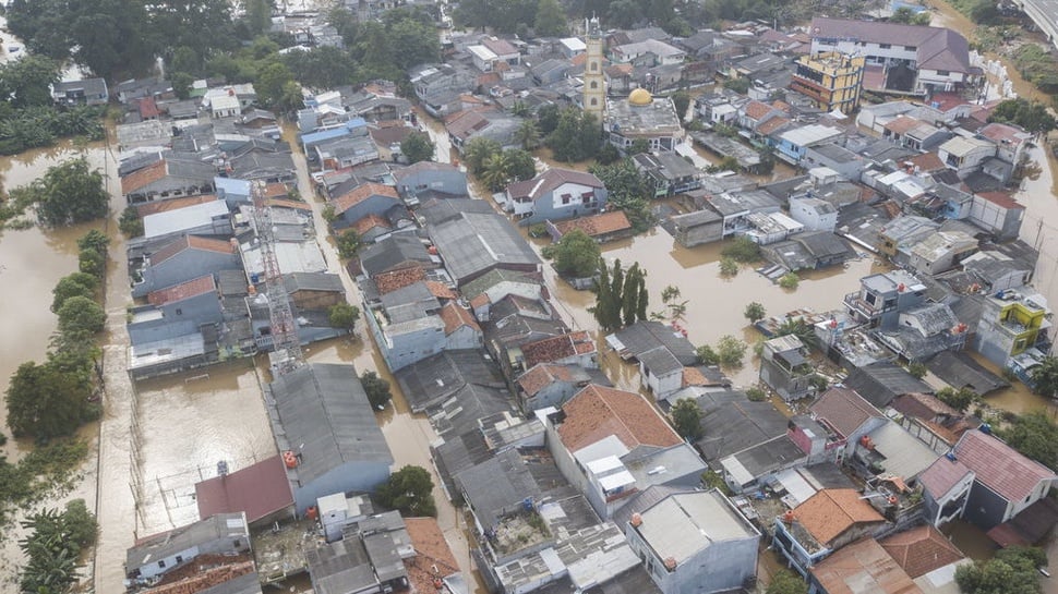 Polisi Minta Relawan yang Bantu Korban Banjir Lepas Atribut FPI