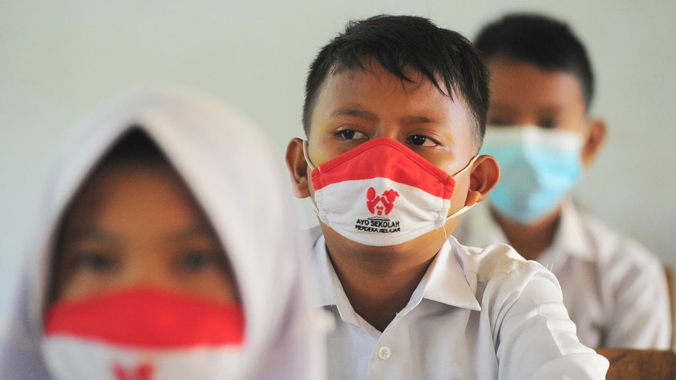 Jokowi: Target Sekolah Dibuka Juli Bila Vaksinasi 5 Juta Guru Kelar