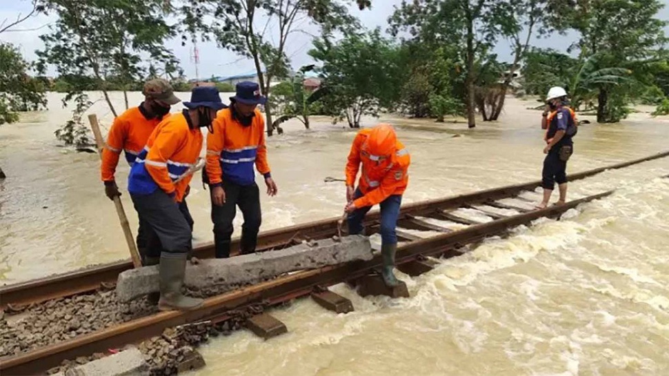 Dampak Banjir Jabodetabek: 42 Perjalanan KA Jarak Jauh Dibatalkan