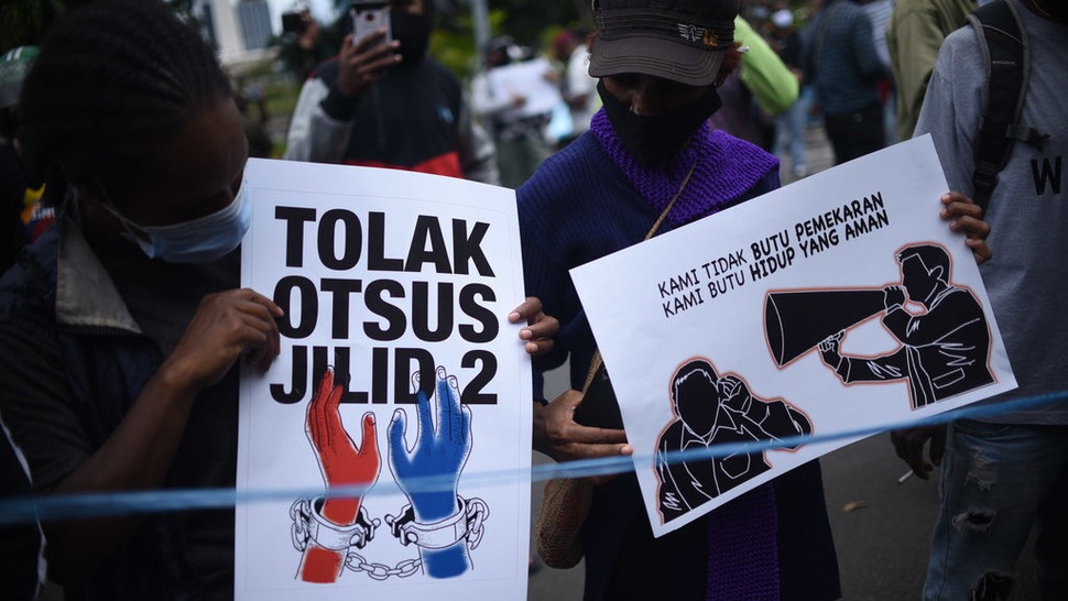 Polisi Bubarkan Demo Tolak Otsus Papua di Depan DPR