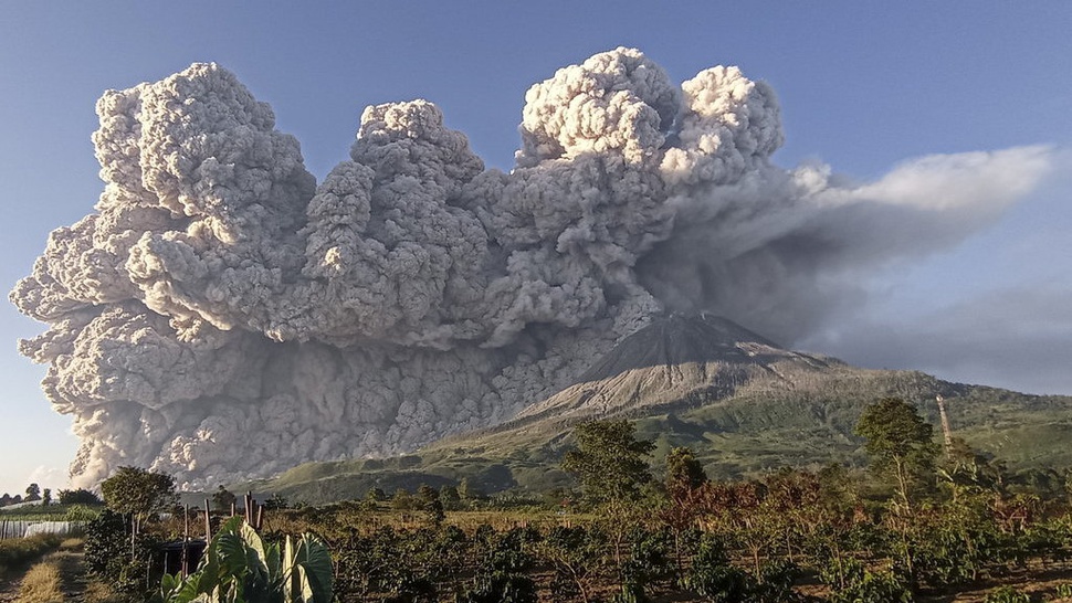 Gunung Sinabung Semburkan Abu Vulkanik Setinggi 2.500 Meter