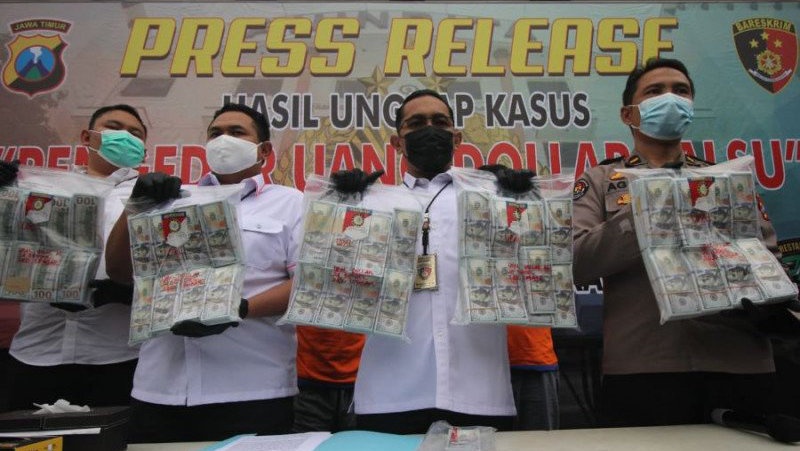 Polisi Bekuk Sindikat Uang Dolar Palsu Senilai Rp21,5 M di Surabaya