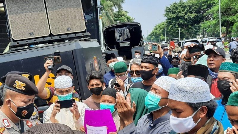 Polisi Tangkap Sejumlah Simpatisan Rizieq di PN Jakarta Timur
