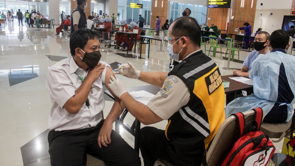 Polisi Mulai Vaksinasi Lansia di Jakarta 10 April 2021