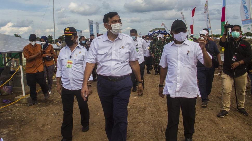 Bahaya di Balik Somasi Luhut & Moeldoko bagi Demokrasi Indonesia