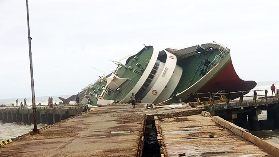 Dua Kapal Penumpang di NTT Karam Dihempas Badai Siklon Seroja