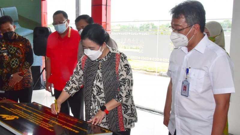 Puan Resmikan Perubahan Nama Bandara Pekon Serai Jadi Taufiq Kiemas