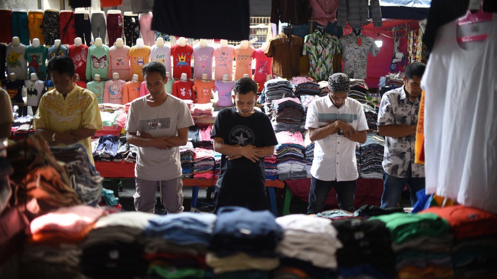 Shalat Jumat Pertama Bulan Ramadhan di Pasar Tanah Abang