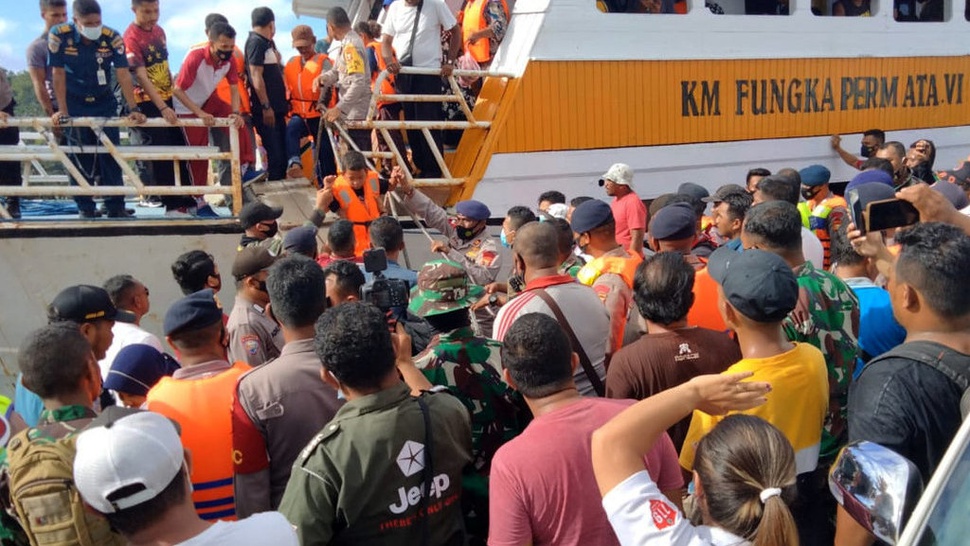 Evakuasi Penumpang KM Karya Indah di Perairan Pulau Limafatola