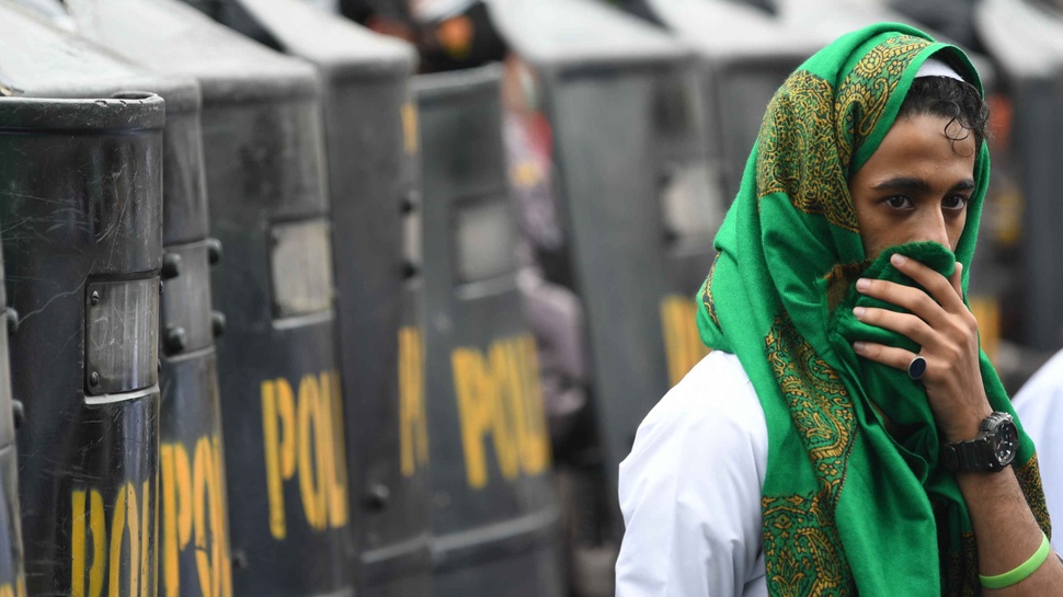 Penyebab Bentrok Polisi dan Pendukung Rizieq saat Sidang Vonis