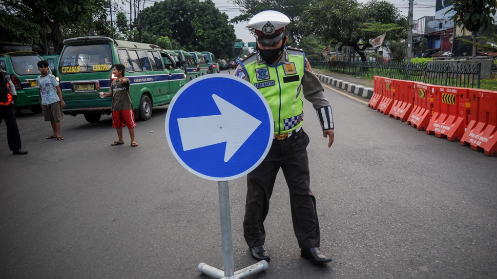 Bandung Zona Merah COVID, Polisi Buka Tutup Jalan saat Akhir Pekan