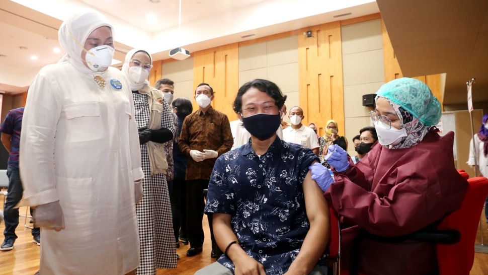 Menaker Ida Tinjau Vaksinasi Gotong Royong