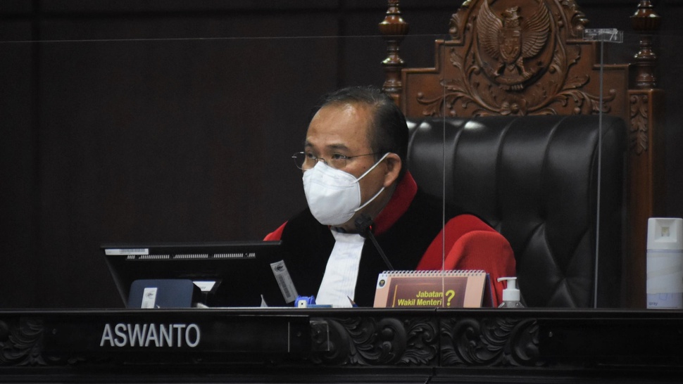Persoalan di Balik Penggantian Hakim Konstitusi Aswanto oleh DPR