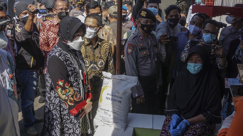 Risma Sidak Temukan Bansos Sembako di Tangerang Dipotong Rp23 Ribu