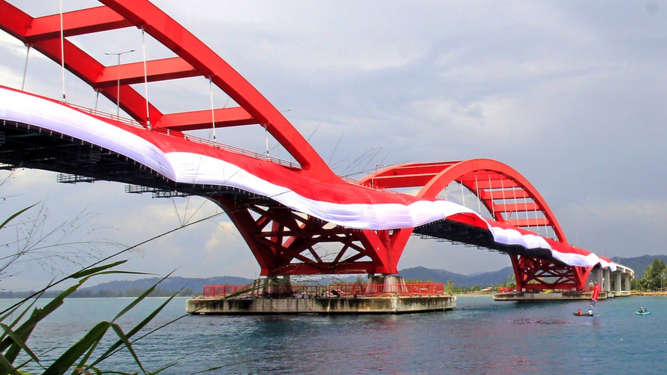 2021/08/17/antarafoto-pembentangan-bendera-di-jembatan-youtefa-170821-gt-4.jpg