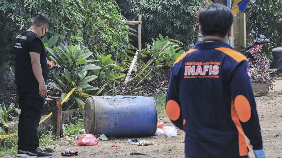 Polisi Buru 3 Orang yang Buang Benda Mirip Bom di Caman Bekasi