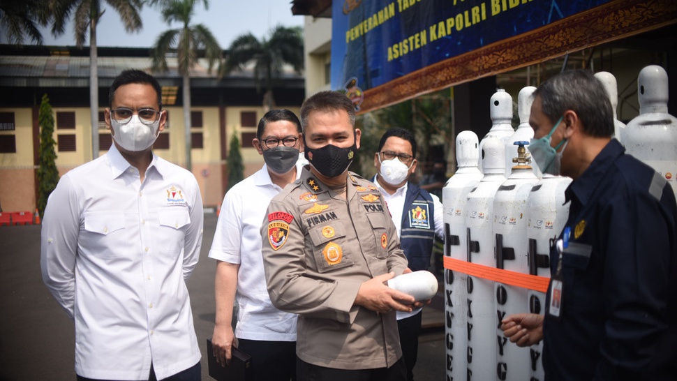 Penyerahan Tabung oksigen dari SKK Migas dan Kadin Indonesia