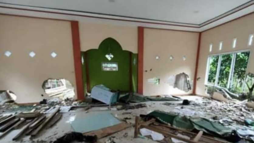 Kasus Ahmadiyah Sintang: Pemkab Minta Masjid Milik JAI Dibongkar