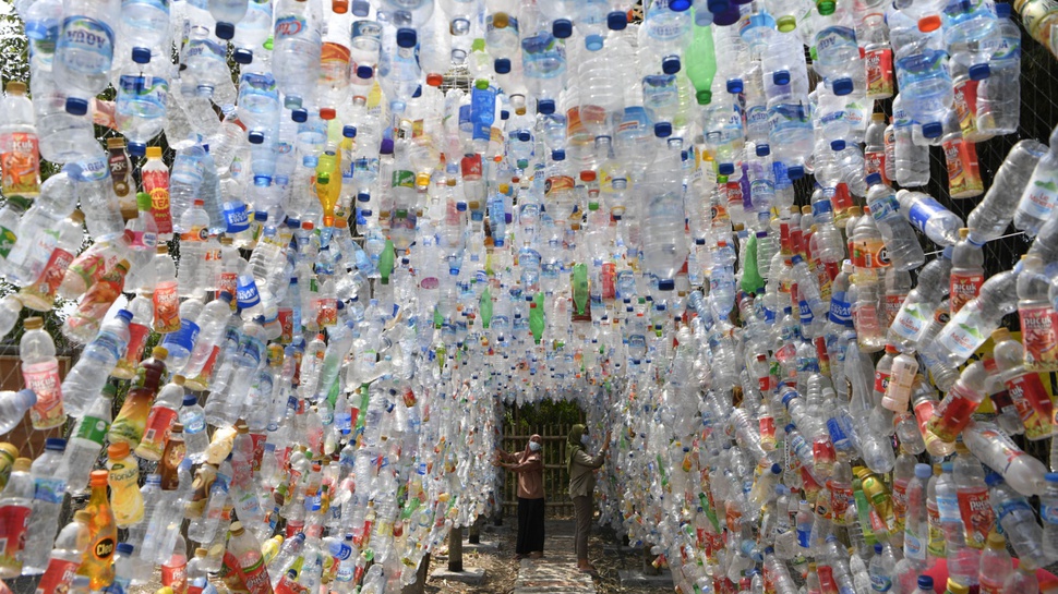 Hujan Mikroplastik dan Perairan Dunia yang Dipenuhi Sampah