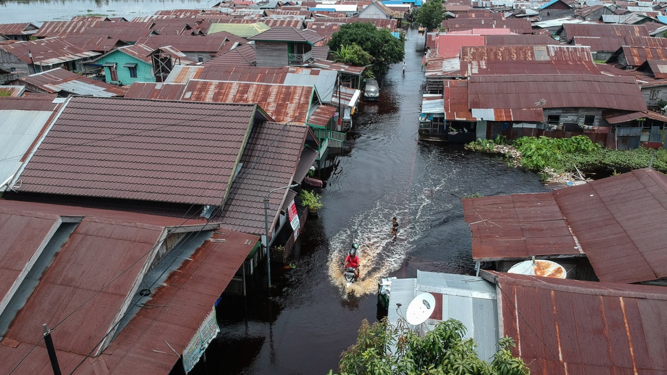 Banjir Merendam Kawasan Padat Penduduk di Palangkaraya