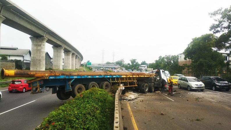 Kecelakaan Truk Trailer Tabrak Pembatas Jalan di Tol Purbaleunyi