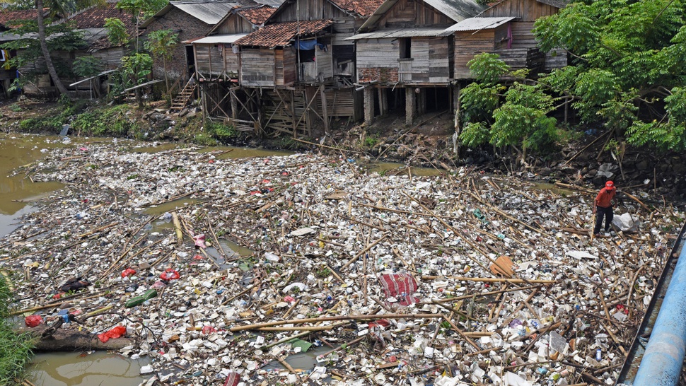 Sampah Menumpuk di Sungai Cibanten