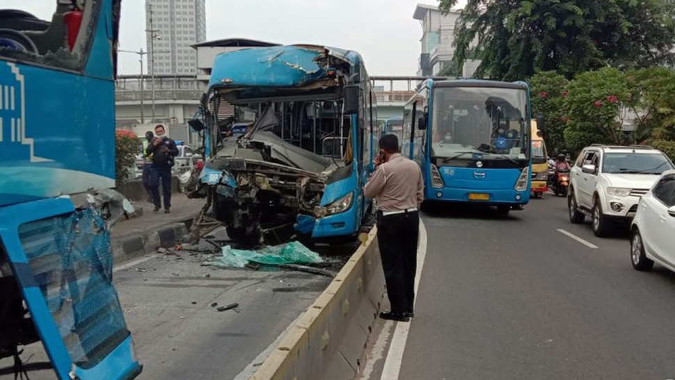 Kecelakaan Dua Bus Transjakarta di Cawang Tewaskan Satu Penumpang