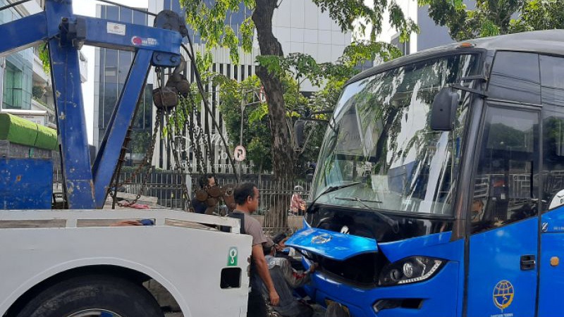 Kecelakaan Transjakarta Terjadi Lagi, Diduga Sopir Bus Mengantuk