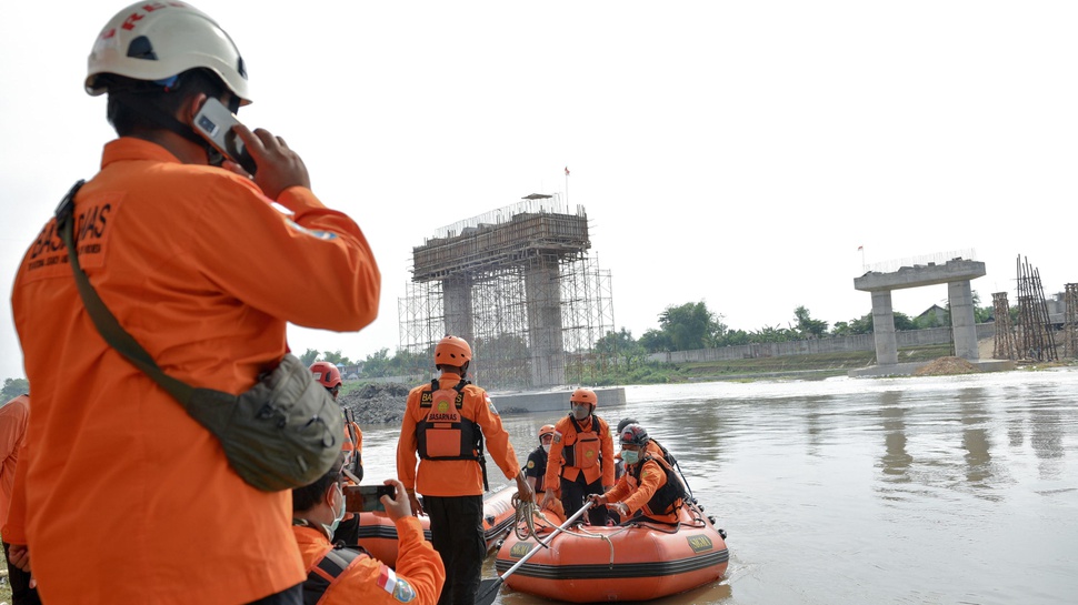 Perahu Terbalik di Bengawan Solo, Tim SAR Cari 7 Korban Hilang