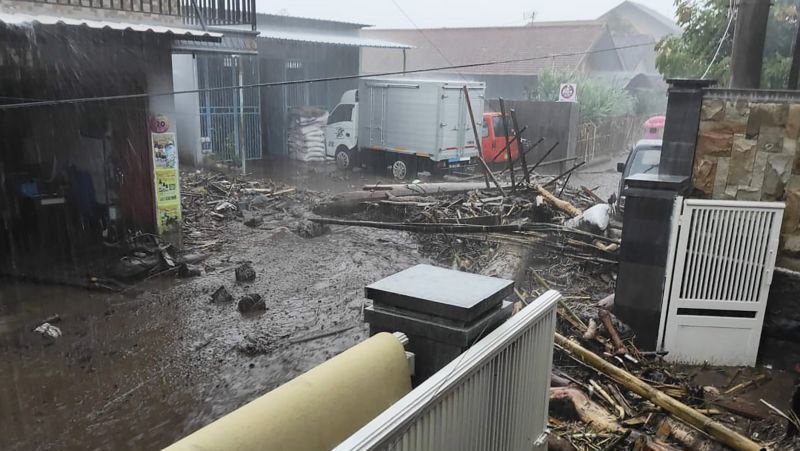 Banjir Bandang di Batu Malang, Akses Jalan di Kota Batu Tertutup