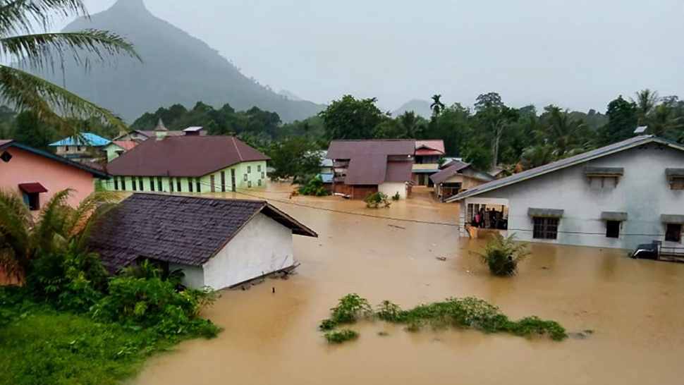 Banjir Sintang: 12 Kecamatan Masih Terendam Banjir Sejak Oktober